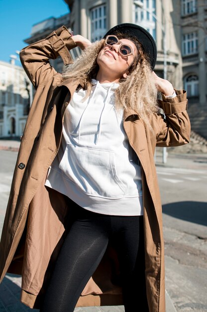 Hermosa joven posando al aire libre