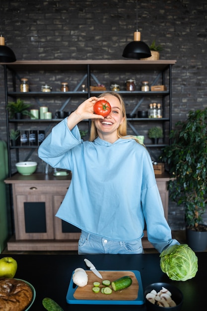 Foto gratuita hermosa joven posando en la cocina