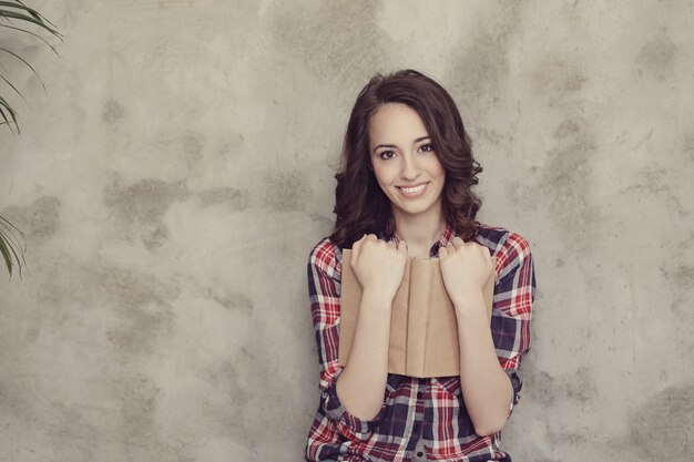 Hermosa joven posando con libro