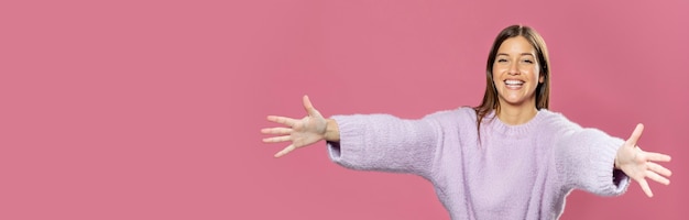 Hermosa joven posando con papel tapiz rosa en la espalda