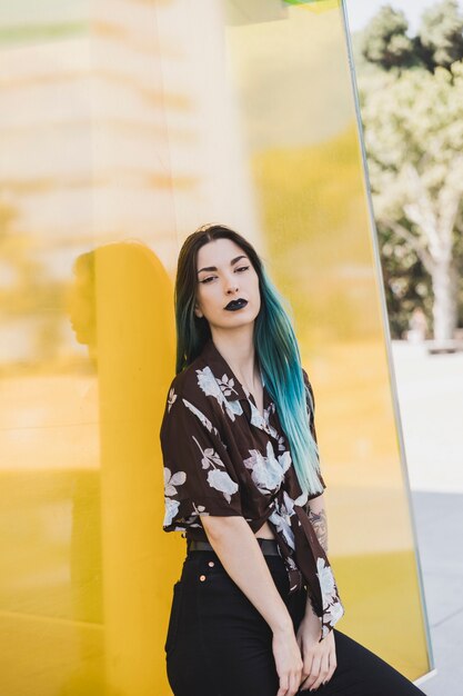 Hermosa joven posando en el parque