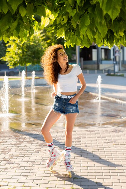 Hermosa joven posando en patines