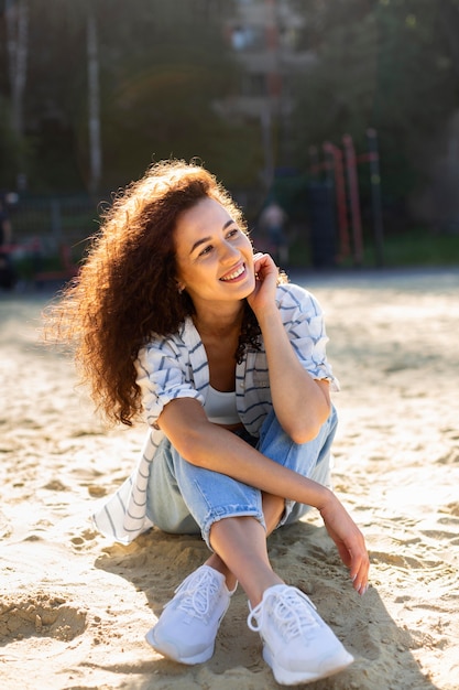 Hermosa joven posando y sonriendo