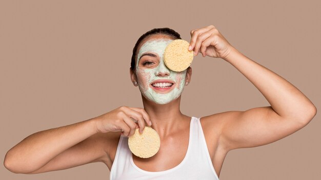 Hermosa joven probando productos cosméticos