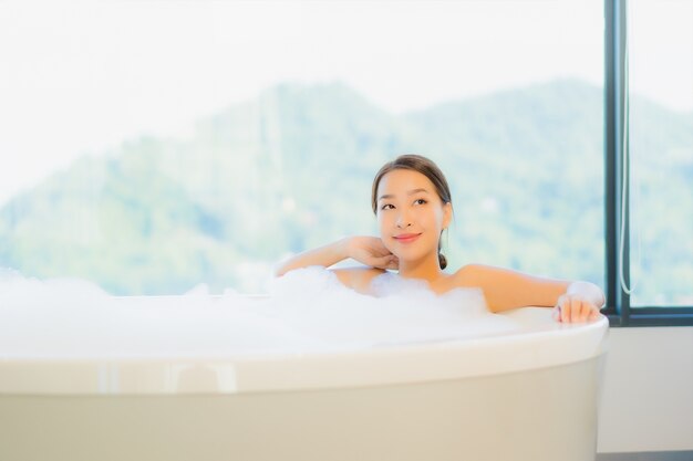 Hermosa joven relajante en la bañera.