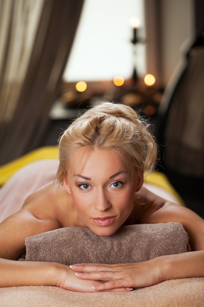 Foto gratuita hermosa joven relajante en un spa