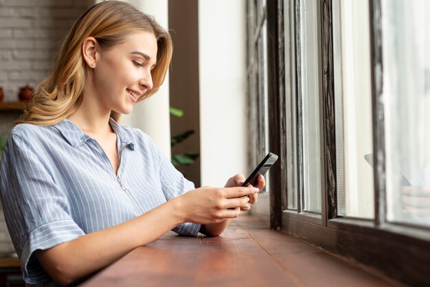 Hermosa joven revisando su teléfono