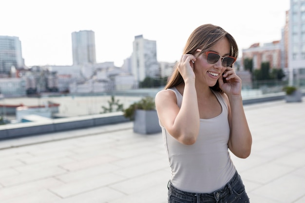 Foto gratuita hermosa joven sonriendo afuera