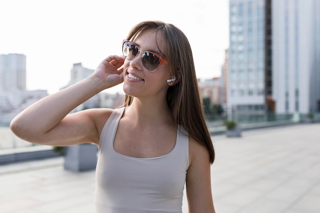 Hermosa joven sonriendo al aire libre