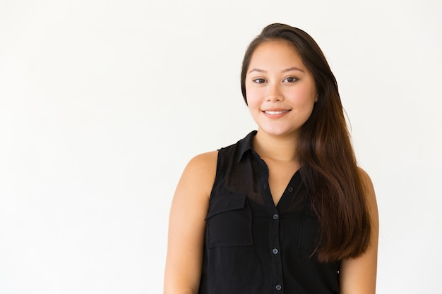 Hermosa joven sonriendo a la cámara