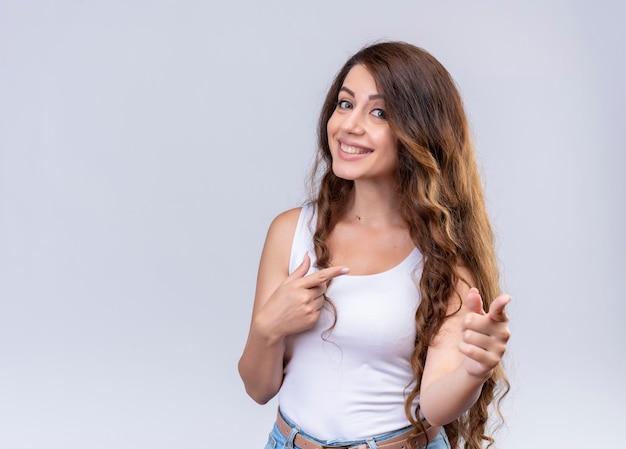 Hermosa joven sonriente apuntando hacia el lado derecho con espacio de copia