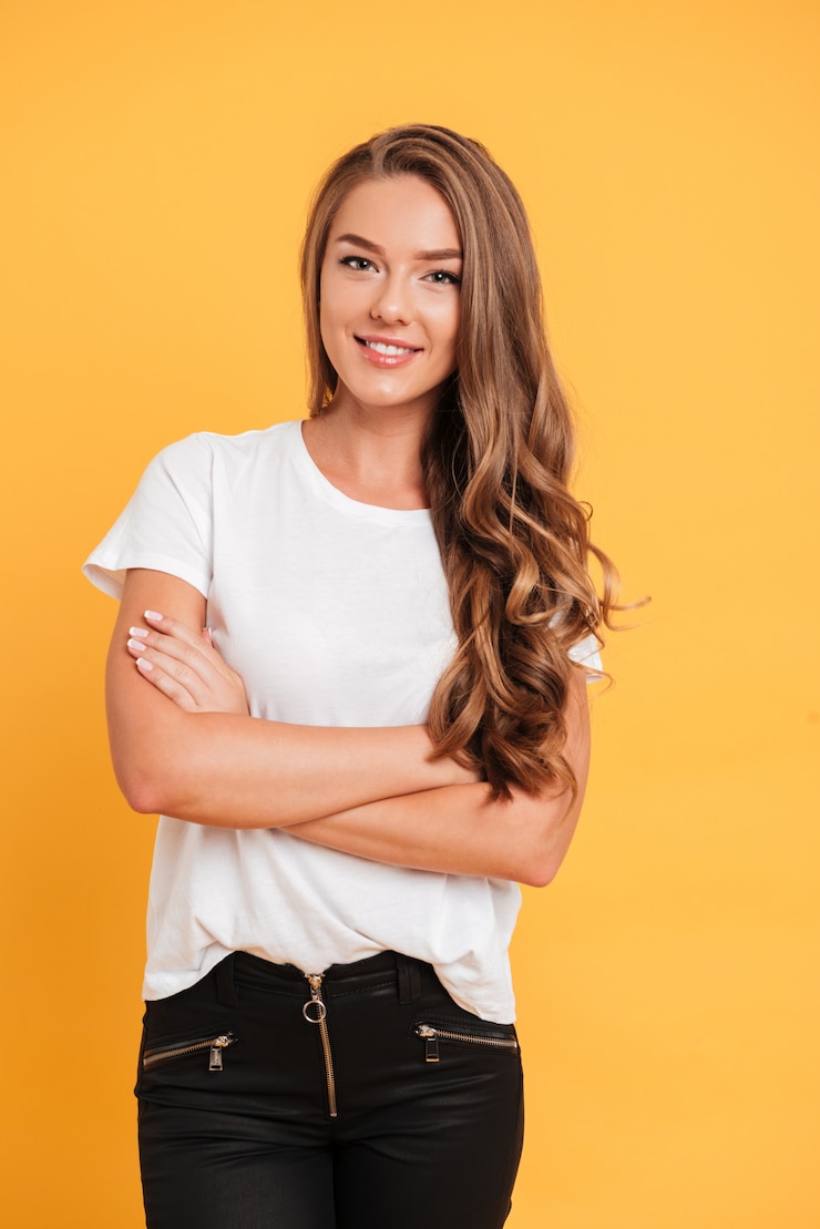 Foto gratuito hermosa joven sonriente de pie y posando