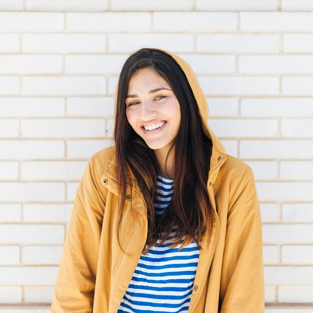 Hermosa joven sonriente