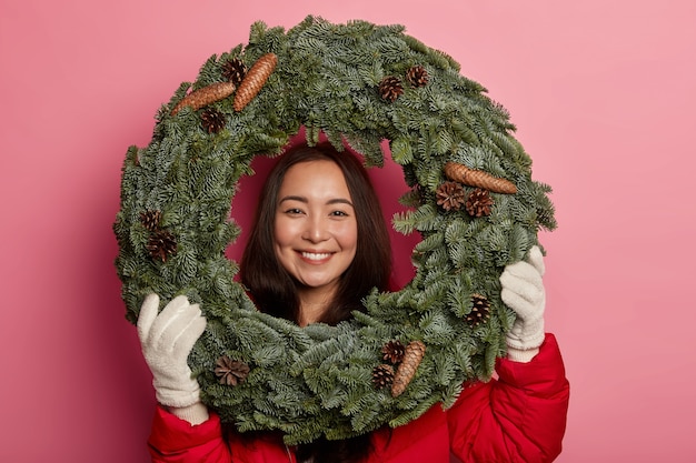 Hermosa joven sosteniendo adornos navideños