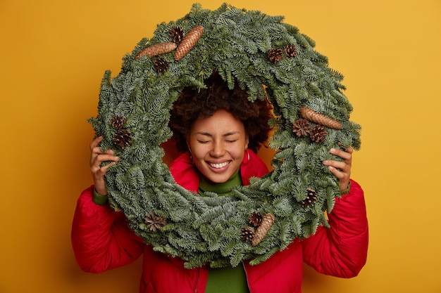 Hermosa joven sosteniendo adornos navideños