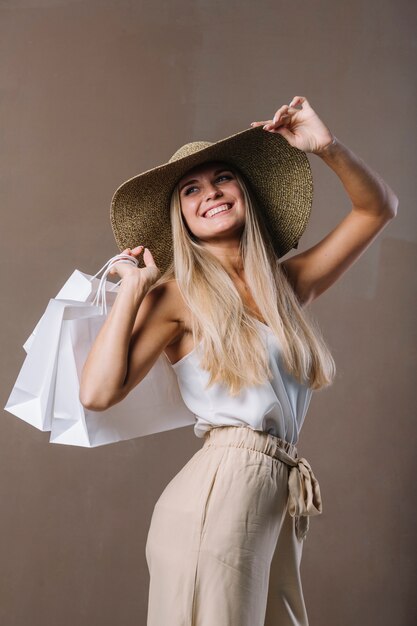 Hermosa joven sosteniendo bolsas de compras