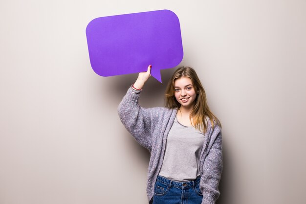 Hermosa joven sosteniendo una burbuja púrpura para texto, aislado