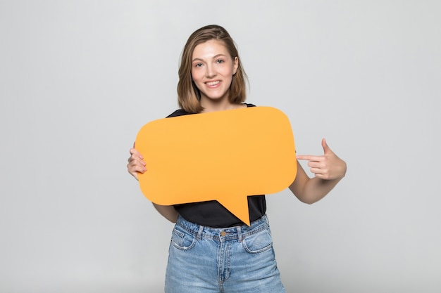 Foto gratuita hermosa joven sosteniendo una burbuja verde para texto, aislado