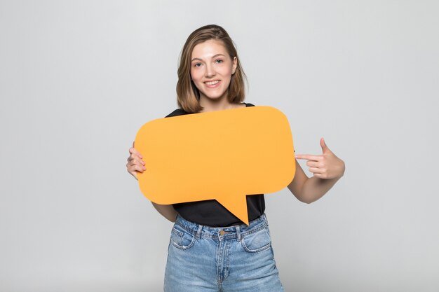 Hermosa joven sosteniendo una burbuja verde para texto, aislado