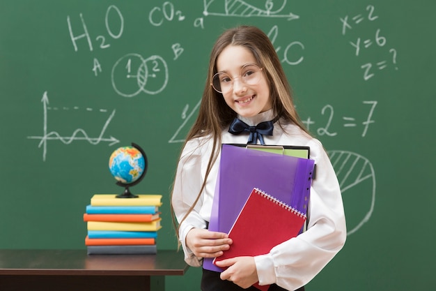 Hermosa joven sosteniendo libros