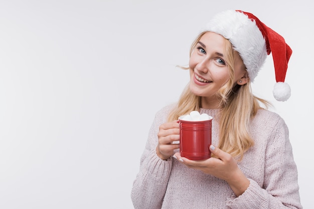 Hermosa joven sosteniendo una taza