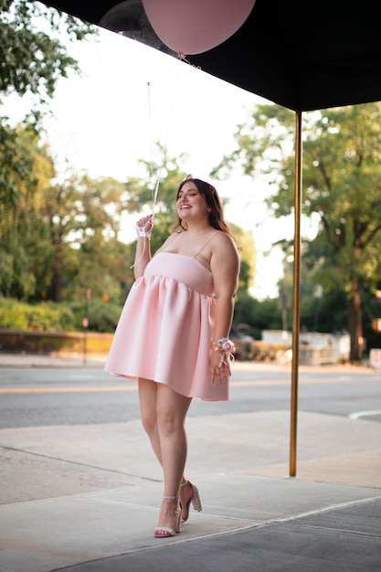 Hermosa joven en su fiesta de graduación