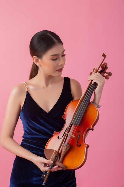 Hermosa joven tocando el violín