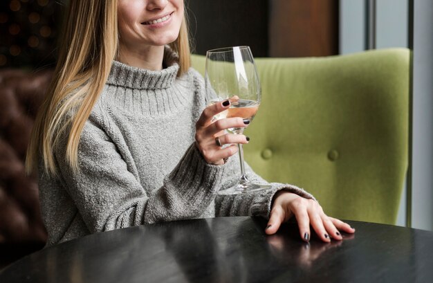 Hermosa joven tomando una copa de vino