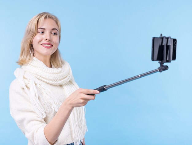 Hermosa joven tomando un selfie