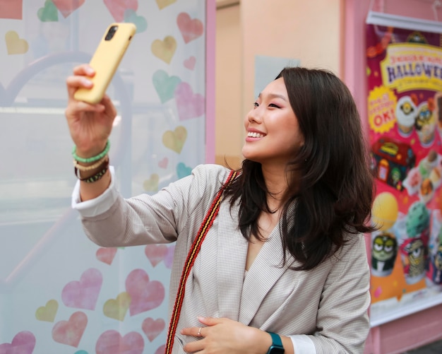 Hermosa joven tomando un selfie