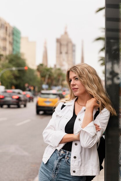 Hermosa joven viajando en la ciudad