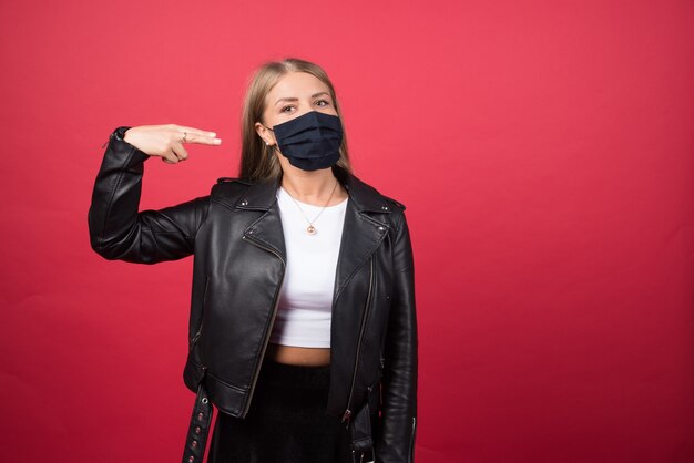 Hermosa joven vistiendo una mascarilla médica