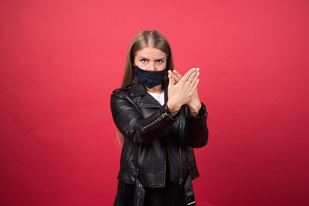 Hermosa joven vistiendo una mascarilla médica