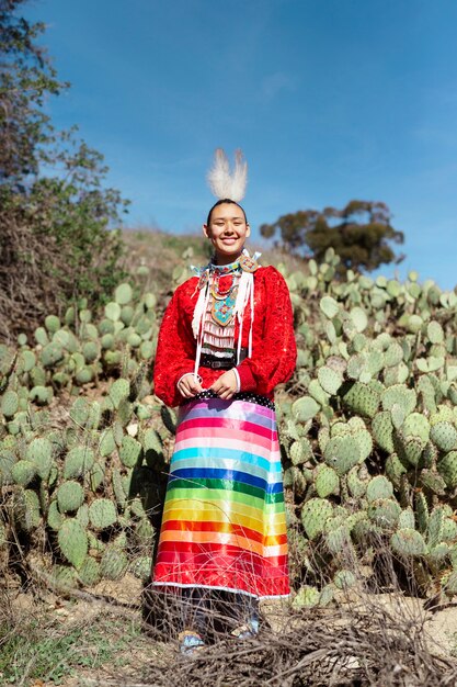 Hermosa joven vistiendo traje nativo americano