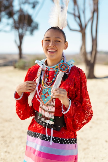 Hermosa joven vistiendo traje nativo americano