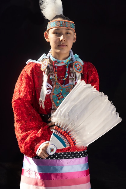 Hermosa joven vistiendo traje nativo americano