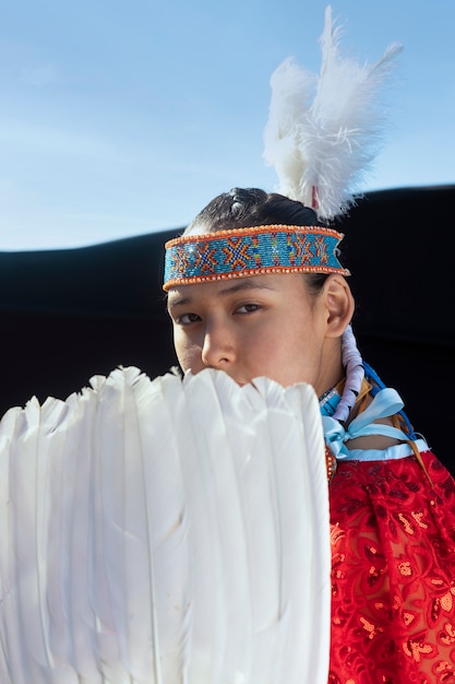 Foto gratuita hermosa joven vistiendo traje nativo americano