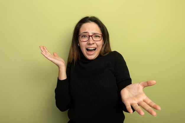 Hermosa jovencita en un cuello alto negro y gafas