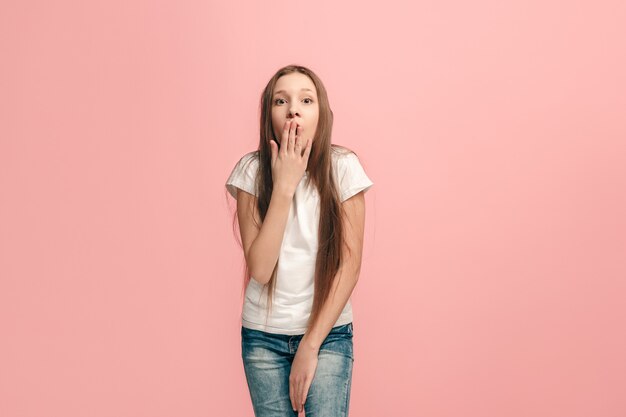 Hermosa jovencita mirando sorprendido aislado en rosa