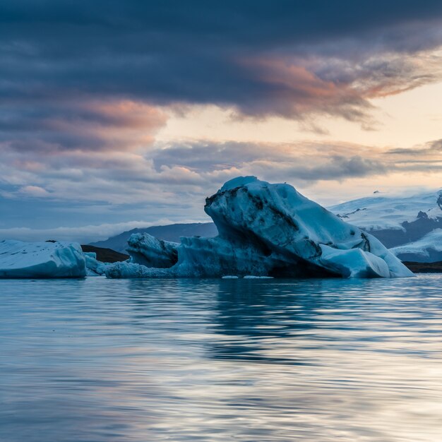 Hermosa laguna glaciar en Islandia con un cielo nublado