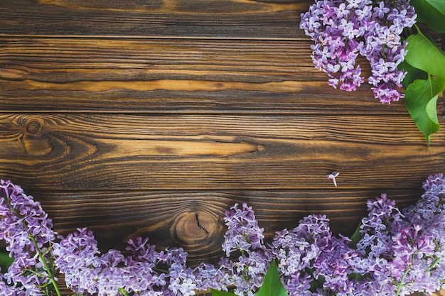 Hermosa lila en la mesa de madera