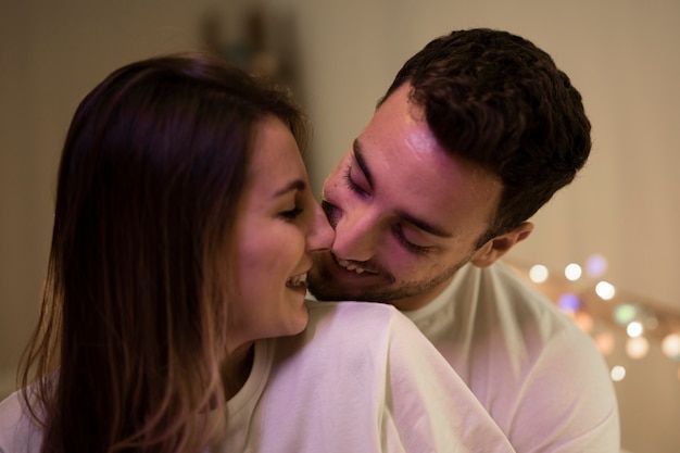 Hermosa linda pareja en casa besándose