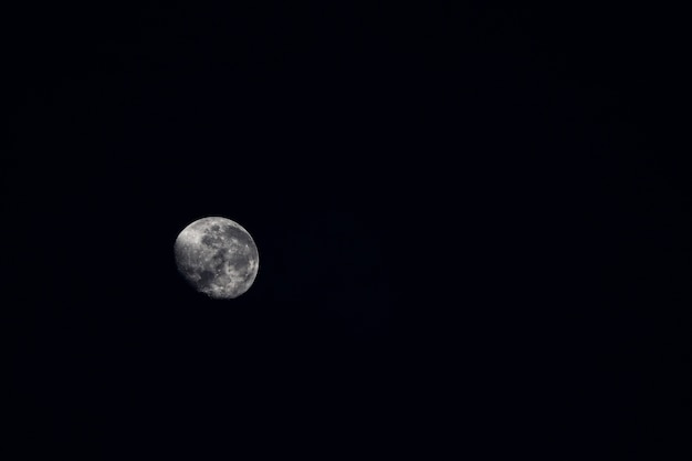 Foto gratuita hermosa luna brillando en la oscuridad