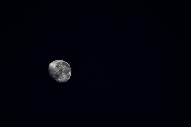 Hermosa luna brillando en la oscuridad