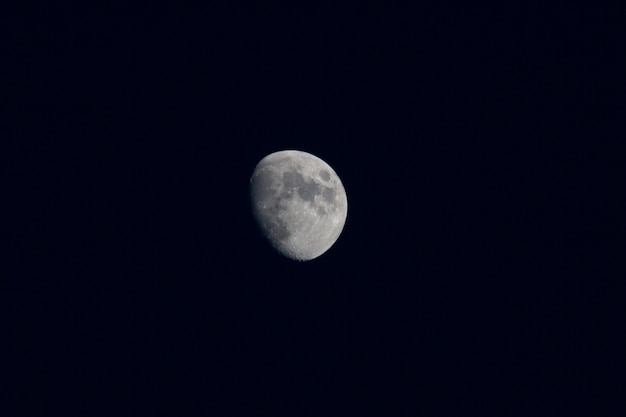 Hermosa luna en el cielo de la noche negra
