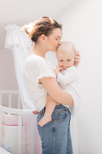 Hermosa madre besando a su bebé