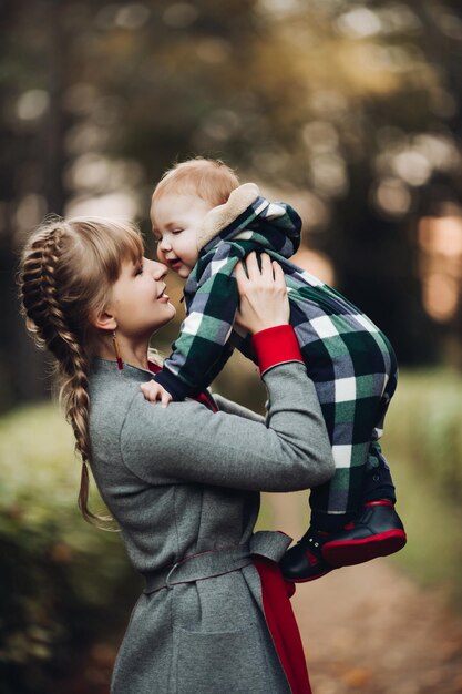 Hermosa madre caucásica con trenza abrazando a su hija