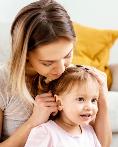 Hermosa madre cuidando a su hija