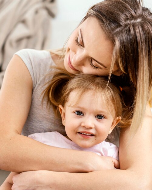 Hermosa madre cuidando a su hija