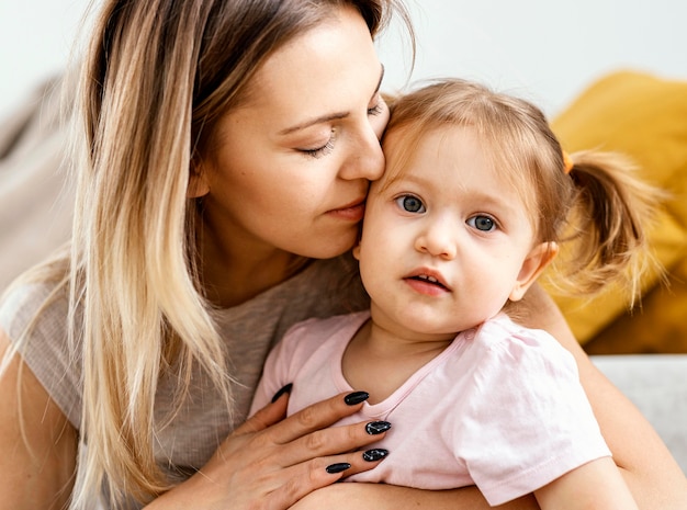 Hermosa madre cuidando a su hija